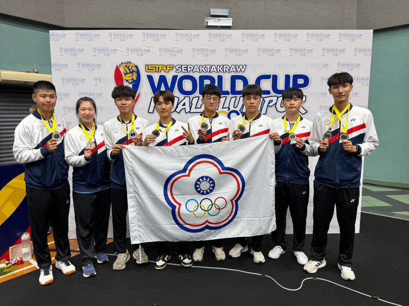 中華男隊獲世界盃藤球賽雙人賽、三人賽銀牌。圖／中華民國藤球協會提供