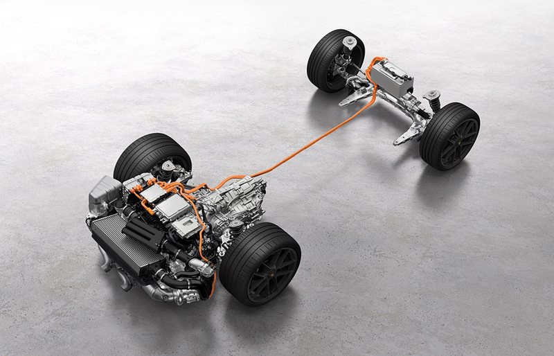 保時捷將兩個電動馬達與輕巧精實的高壓電池結合，即使電池尺寸與重量跟傳統的12V電池一致，但可儲存能量高達1.9kWh並透過400V電壓運作。 圖／Porsche提供