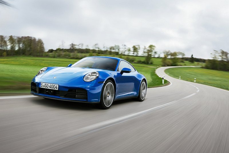 全新保時捷911 Carrera仍搭載3.0L六缸水平對臥雙渦輪增壓引擎，動力提升至394PS、扭力450Nm，零百加速僅需4.1秒（選配跑車計時套件則為3.9秒）。 圖／Porsche提供