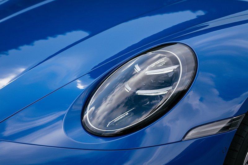 保時捷首次將所有照明功能整合至現已成為標準配備的LED矩陣式頭燈系統，並採用具指標性的四點式設計，省略前行車燈，為車頭更大的冷卻進氣口保留空間。 圖／Porsche提供