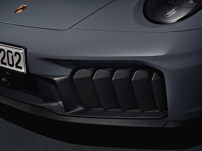 全新保時捷911 Carrera GTS的車頭下氣壩具備五個垂直排列的主動式冷卻通風葉片，從外部清晰可見，兩側各有一個用於關閉旁通氣流的隱藏式葉片。 圖／Porsche提供