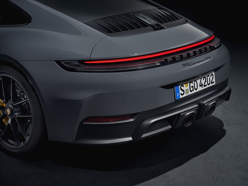 全新設計的燈條結合弧形「PORSCHE」字樣，使911的車尾顯得更深邃、更寬廣。 圖／Porsche提供