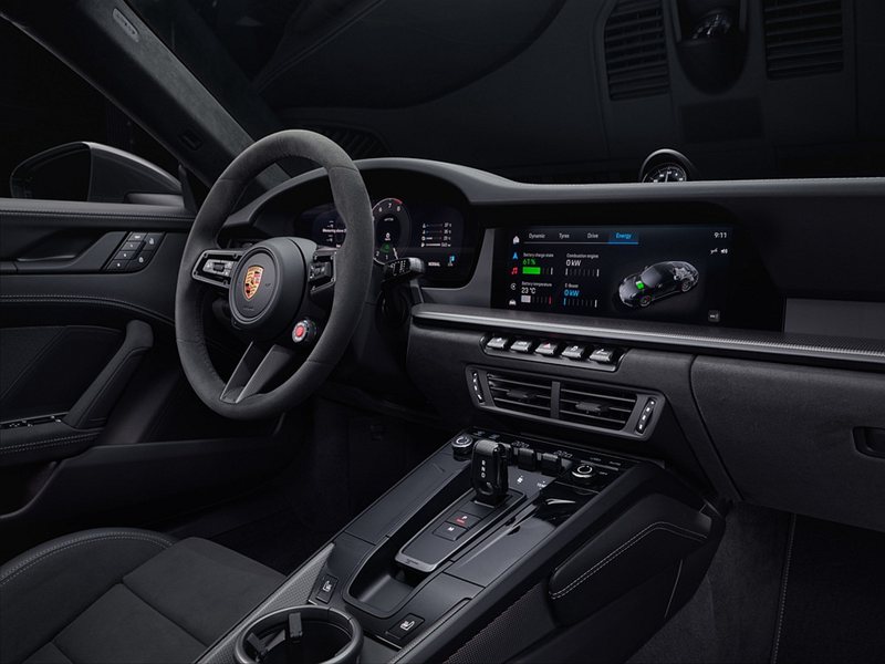 全新保時捷911首次搭載全數位儀錶板，其12.6吋的曲面螢幕優雅地融入全新控制及顯示概念設計，提供駕駛者廣泛多樣的個人化設定。 圖／Porsche提供