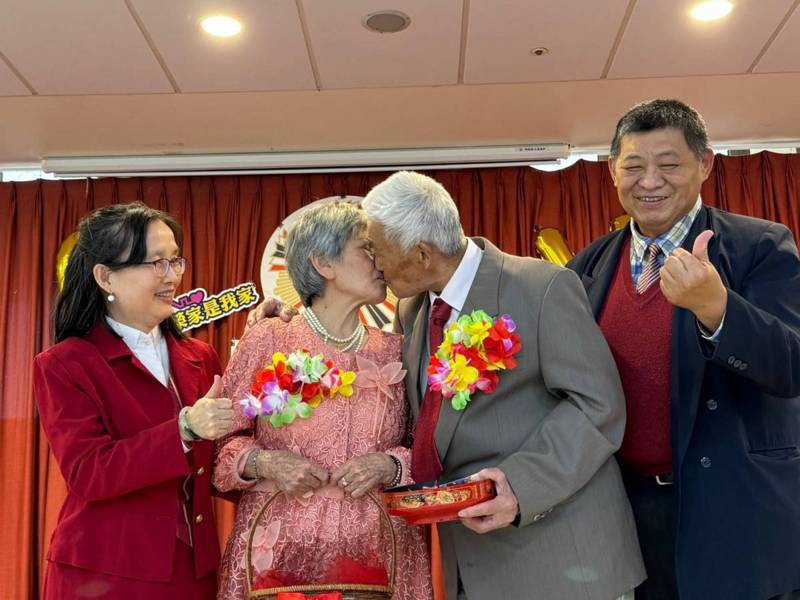 榮家為一對90多歲的情侶舉辦了一場感動人心的世紀婚禮。圖／林沛玲提供