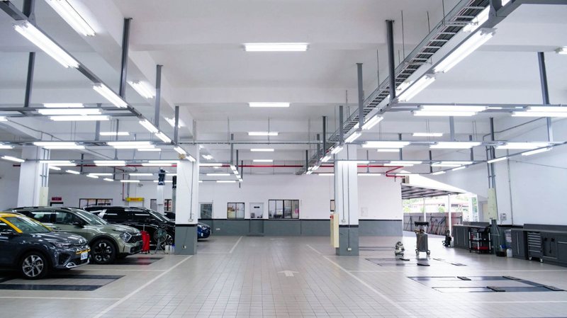 以「Kia Store」空間概念所打造的3S展示中心，並因應電動車維修保養而設置的電動車專用工位。 圖／森那美起亞提供