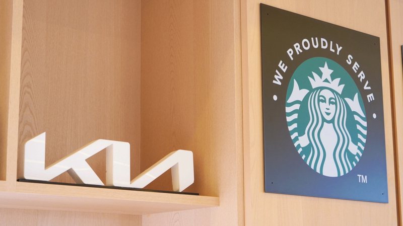 Kia總代理台灣森那美起亞導入深受消費者喜愛的星巴克咖啡，提供顧客更優質尊榮的服務體驗。 圖／森那美起亞提供