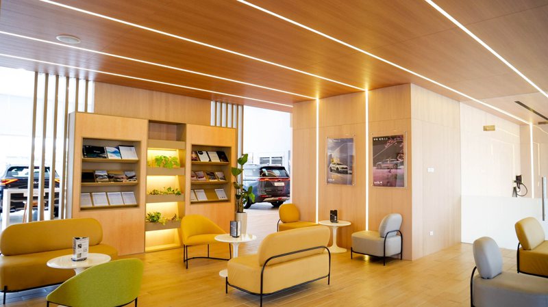 遵循「Kia Store」的空間概念，客戶區利用井字型燈光設計，搭配大量木質建材交錯，打造貼近自然、無壓力感受。 圖／森那美起亞提供