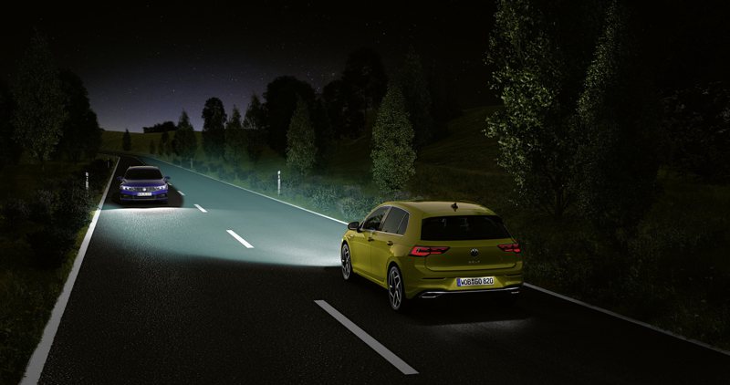 The Golf 280 eTSI R-Line 以上車型搭載 IQ.LIGHT 智慧燈組：LED Matrix矩陣式頭燈與 DLA 動態頭燈自動切換，讓夜間行駛更安心無虞，全面守護行車安全。 圖／Volkswagen Taiwan提供
