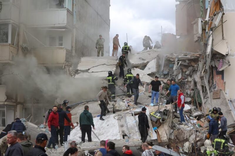俄羅斯官員表示，烏克蘭向位於邊界附近的俄國城市貝爾哥羅德發動飛彈攻擊，造成當地一棟多層樓公寓倒塌。（路透社）