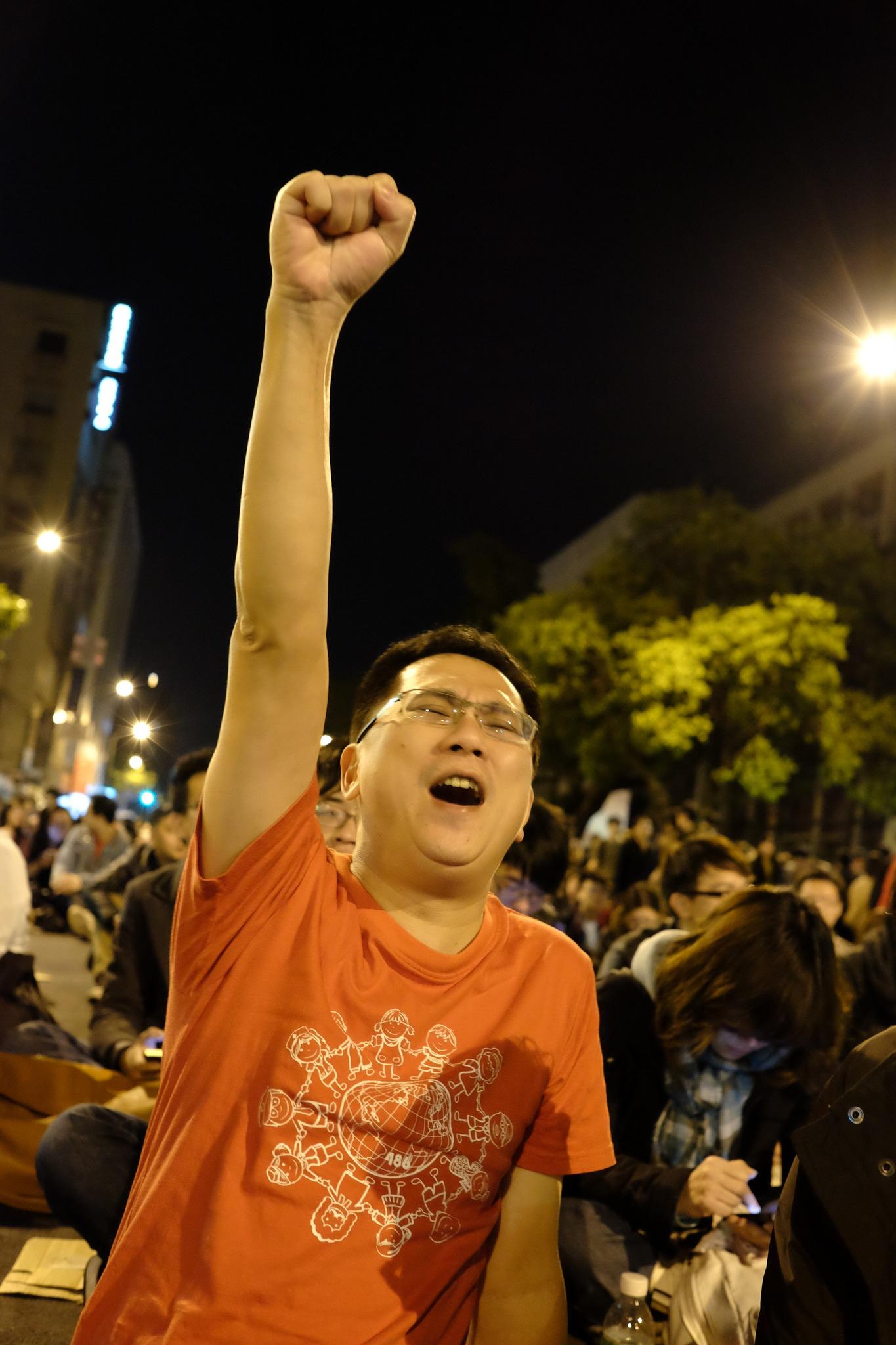 感嘆台灣十年來沒進步！486先生上街參戰「我藐視國會」