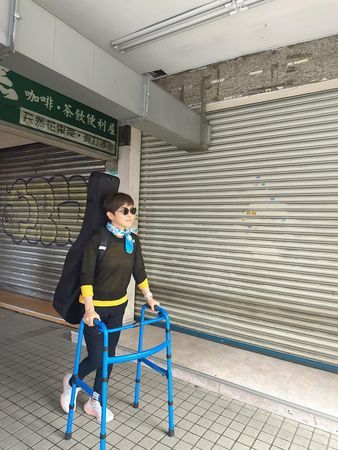 66歲李艷秋扶助行器現蹤台北街頭！　自爆開刀近況：半個機器人