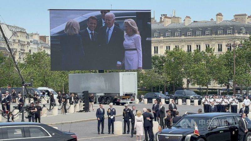 法國總統馬克宏伉儷8日在巴黎凱旋門舉辦隆重軍禮儀式，歡迎正進行5天國是訪問的美國總統拜登伉儷。馬克宏上前熱烈歡迎，兩人氣氛相當友好親密。中央社記者曾婷瑄巴黎攝  113年6月8日
