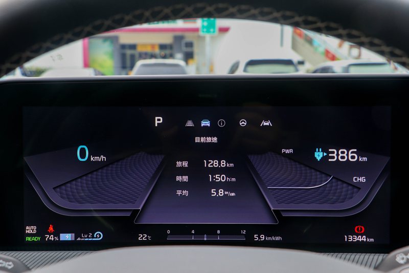 Kia EV6 GT-Line增程版在抵達泰安服務區時，剩餘電量為74%，此趟行程電耗為5.8km/kWh。 記者黃俐嘉／攝影