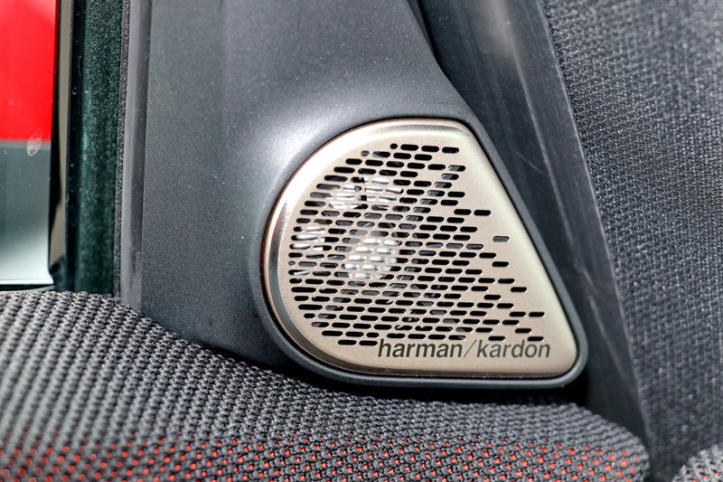 harman/kardon高傳真音響系統附12支揚聲器。 記者陳威任／攝影