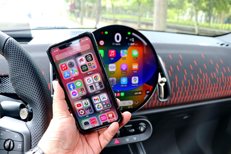 配備無線Apple Carplay與Android Auto。 記者陳威任／攝影