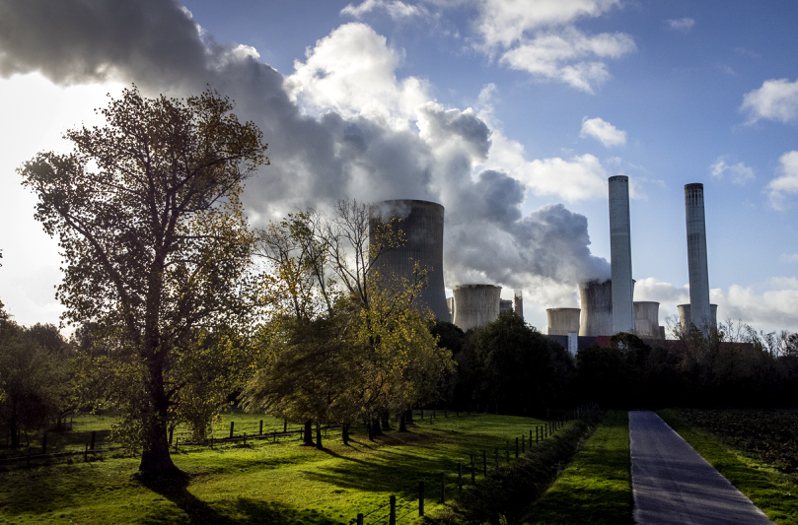 許多企業購買自願性碳權，來抵銷碳排。 （美聯社）