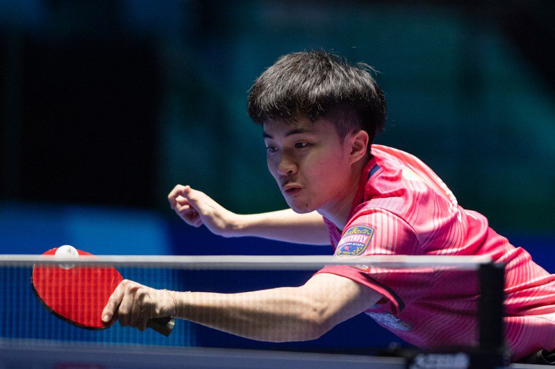 台灣桌球一哥林昀儒今天在WTT重慶冠軍賽男單首輪登場，僅花不到24分鐘，以3比0橫掃加拿大籍好手李元璋。 新華社