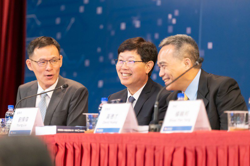 鴻海昨天舉行股東會，董事長劉揚偉（中）指出，將由製造服務轉型為平台解決方案服務。圖／鴻海提供