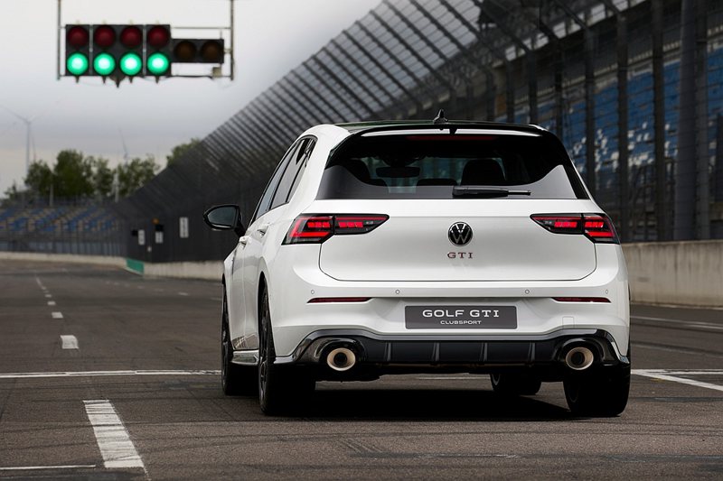福斯Golf GTI Clubsport最大馬力來到300ps、扭力400Nm，從靜止加速到100km/h僅需5.6秒就能完成、電子限速為250km/h；亦可選配Race Package套件將極速解鎖至267km/h。 圖／Volkswagen提供