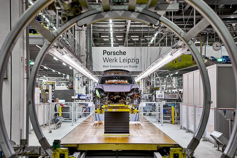 保時捷為生產電動Macan已投入約6億歐元擴建工廠，新增設施包括全新的車身組裝線。 圖／Porsche提供
