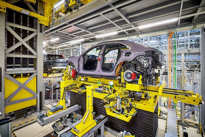 萊比錫工廠在擴大Macan造車規模的過程中，快速地訓練員工製造電動車的專業能力，全力迎接新的任務。 圖／Porsche提供