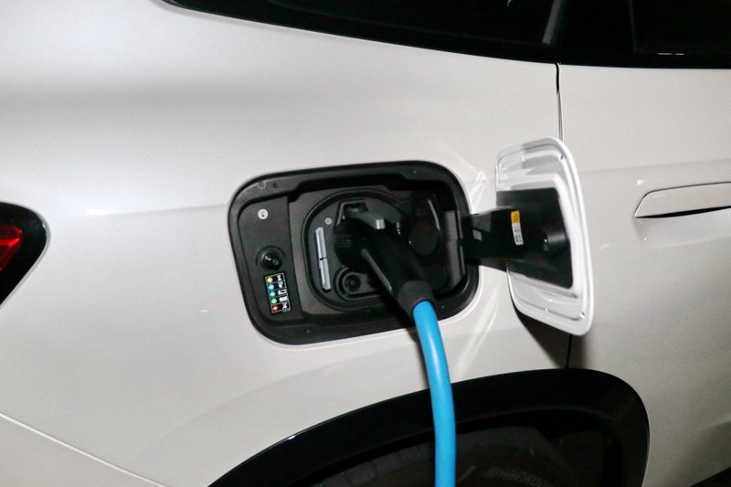 BMW iX1最高可支援130kW的充電功率，透過BMW i高速充電站，只要充電10分鐘就能補充最高120km的續航里程。 記者陳威任／攝影