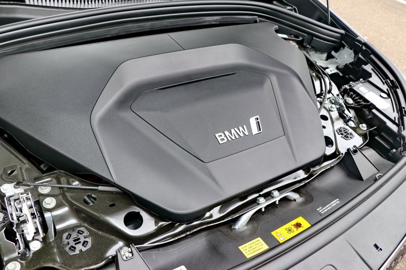 BMW iX1採用全新第五代eDrive電能科技，搭配總容量達到66.5kWh的鋰電池模組，前後軸雙馬達與BMW xDrive智慧型可變四輪傳動系統配置。 記者陳威任／攝影