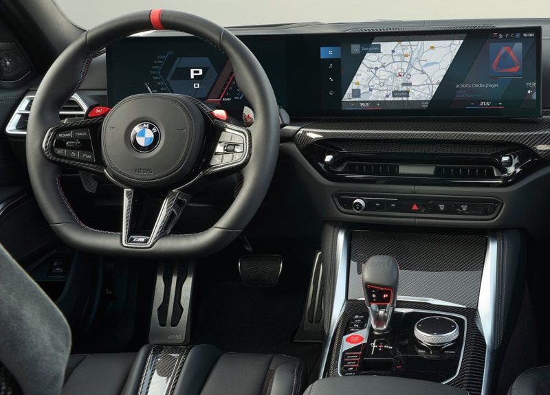 M3車系座艙升級至Operating System 8.5，實體按鍵精簡化後，由整合12.3吋儀表板和14.9吋中控螢幕的曲面螢幕組成。 圖／BMW