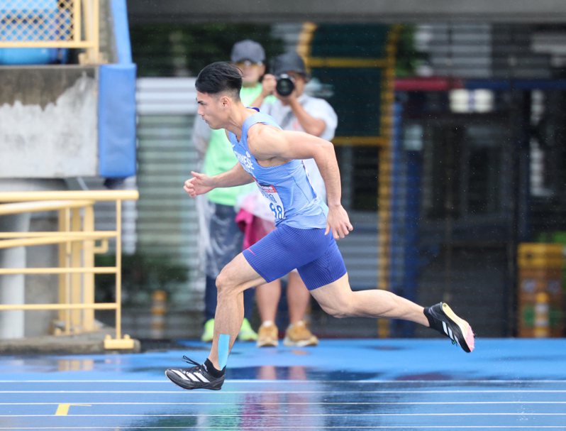 楊俊瀚大雨中參加男子200公尺。圖／中華田協提供