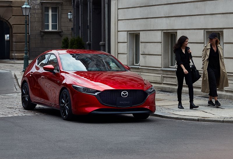 全新世代產品的挹注也聯袂帶動Mazda全車系市場熱度，其中都會時尚房車Mazda3於5月份掛牌榮獲進口中型房車銷售冠軍，月掛牌成長逾4成。 圖／Mazda提供