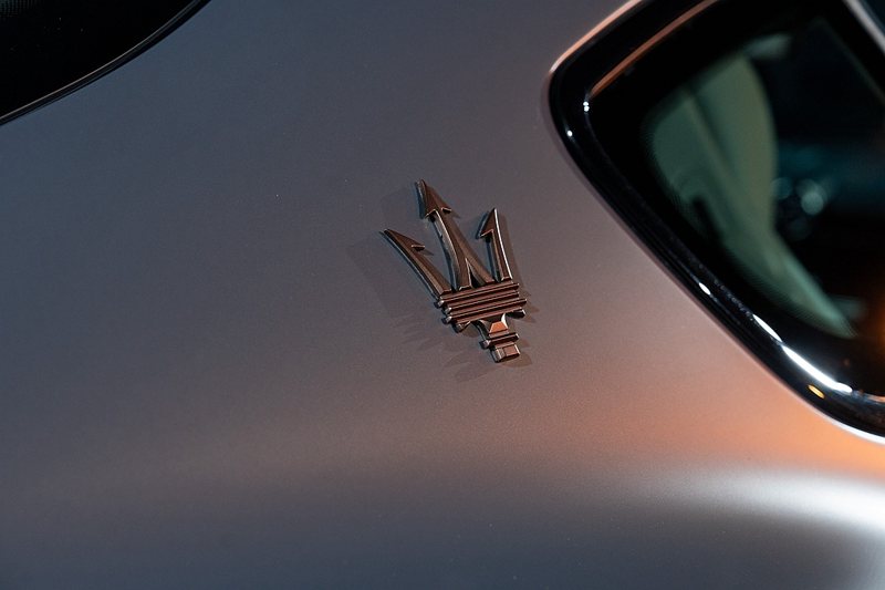 車身古銅色光澤的車型銘牌與C柱Logo徽飾綴以黑化窗框飾條強調其純電姿態。 圖／臺灣蒙地拿提供