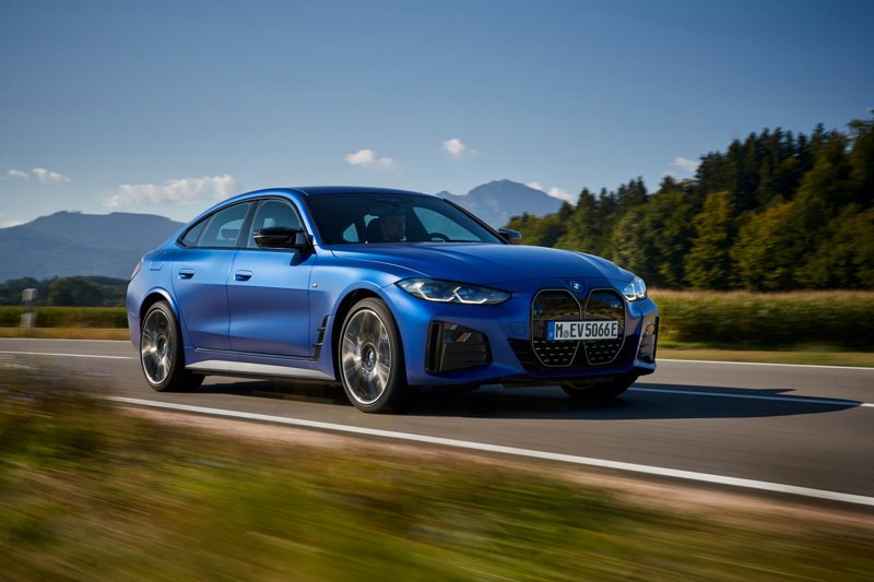 全新BMW i4純電四門轎跑藉由動人靈魂描繪BMW對於電能的大膽定義，以新世代電能闡釋BMW獨特基因與疾電駕馭熱情。 圖／汎德提供