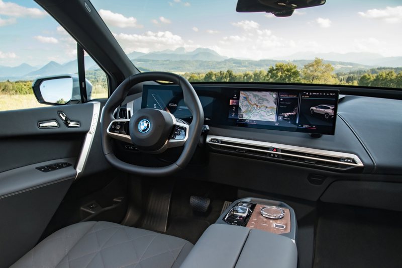 懸浮式曲面螢幕結合全新BMW Operating System 8.5介面與AR擴增實境導航，帶來眾人前所未見的跨世代科技體驗，橄欖葉鞣製座艙天然真皮材質、電控調光全景式玻璃車頂、車門自動緊閉系統與Bowers & Wilkins沉浸式4D頂級音響系統，更將極致細膩的豪華風情與未來科技完美融合。 圖／汎德提供