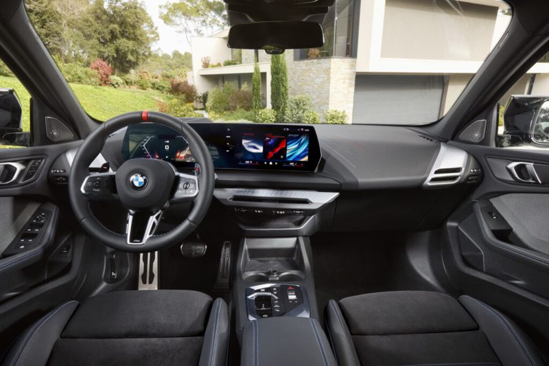 10.25吋數位儀表板和10.7吋中控螢幕組成的曲面螢幕，系統也搭載Operating System 9。 圖／BMW