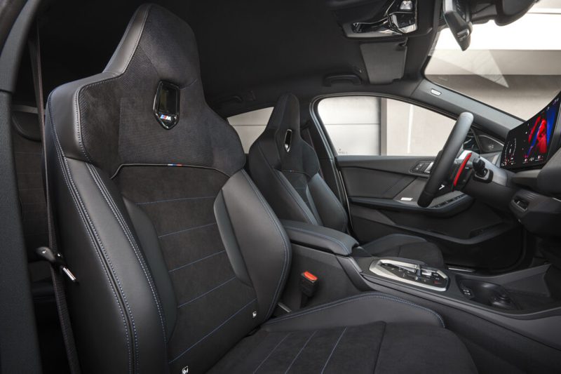 BMW M135 xDrive配備的跑車座椅。 圖／BMW