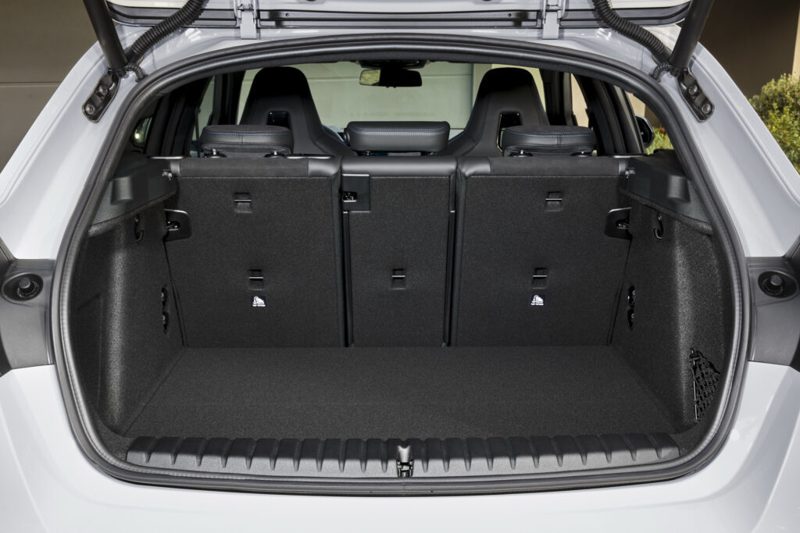 後行李廂可提供380公升容積，後座傾倒後可提升至1,200 公升。 圖／BMW