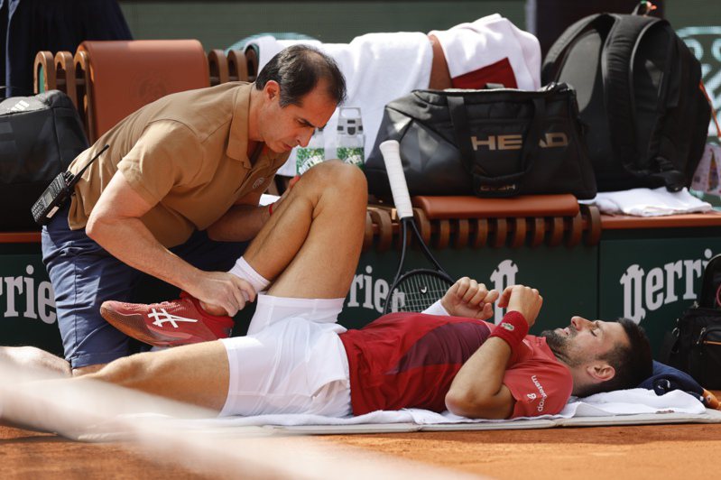 球王約克維奇辛苦搶下八強賽門票，卻在昨天宣布因膝傷退出本屆法網賽事。（美聯社）