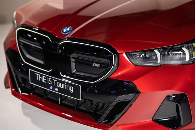 全新首創BMW i5 Touring結合「i」字樣專屬飾徽雙腎型水箱護罩、全新BMW飾光水箱護罩與大幅提升科技氣息的光型變化智慧LED頭燈，魅力難以忽視。 圖／汎德提供