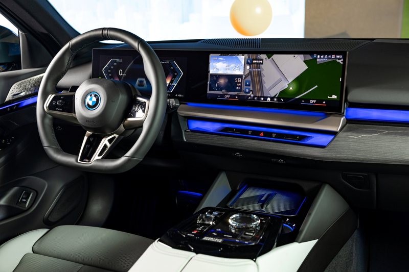 嶄新的懸浮式曲面螢幕，結合BMW Operating System 8.5、 BMW座艙環繞光幕、水晶中控套件、M Nappa真皮平底方向盤與Bowers & Wilkins頂級音響系統，鋪陳出屬於未來的豪華氛圍。 圖／汎德提供