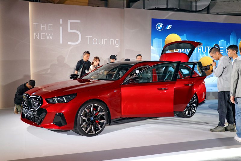BMW i5 Touring純電豪華旅行車正式登場。 記者陳威任／攝影