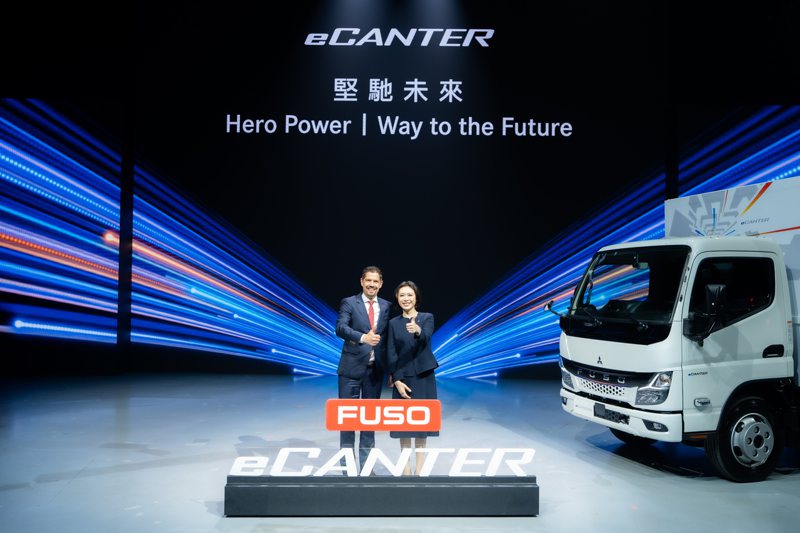 台灣戴姆勒亞洲商車宣布首輛電動輕型貨卡FUSO eCanter重磅登台，搭載先進科技，以3大堅馳駛向純電未來，啟動綠能運輸新紀元！（圖左至右為戴姆勒亞洲商車 國際銷售暨客戶服務部負責人- Andreas Deuschle 和 台灣戴姆勒亞洲商車暨裕益汽車董事長－林純姬） 圖／FUSO提供