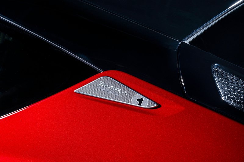 Lotus Emira First Edition車身C柱旁飾有標示車款名稱的銘牌飾板。 圖／Gama Lotus提供