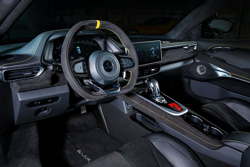 12.3吋全數位儀表板及10.25吋中央觸控螢幕、用於集成可支援Apple CarPlay和Android Auto的訊息娛樂系統、與英國KEF聯手打造的10聲道高階揚聲系統、豪華運動型座椅，駕駛座及副駕駛座均享有12向電動調節功能。 圖／Gama Lotus提供