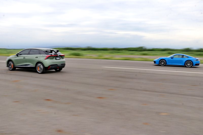 MG TAIWAN特別找來封閉場地進行Launch Control彈射起步，由專業賽車教練駕駛Porsche 911 Carrera陪跑。 記者陳威任／攝影