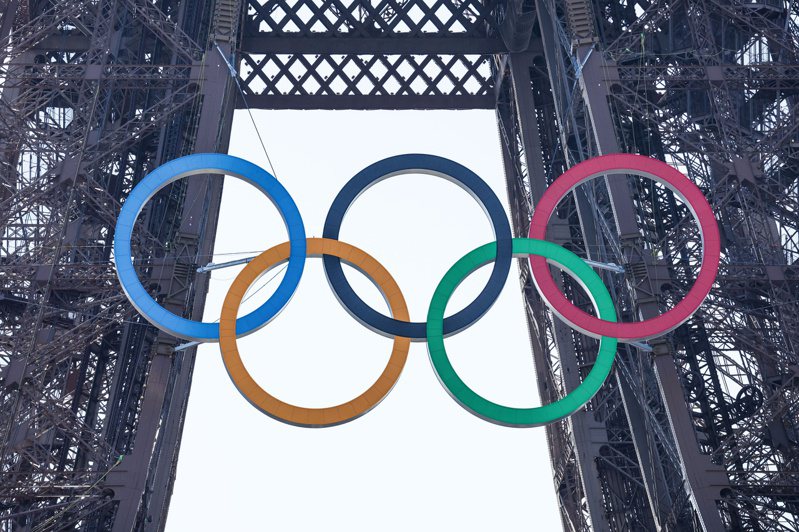 巴黎奧運倒數50天 五環標誌躍上艾菲爾鐵塔