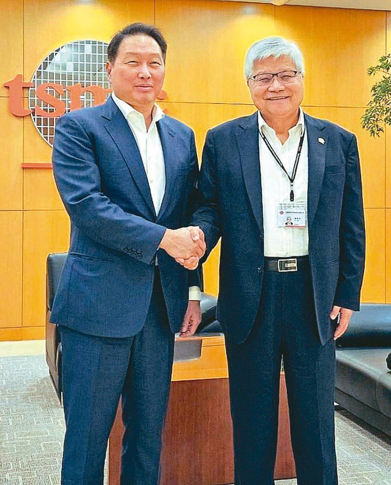 SK集團會長崔泰源（左）來台，特別拜會台積電新任董事長魏哲家。SK集團／提供