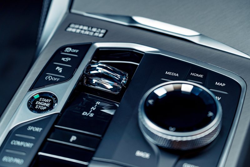 除了頂尖的科技配備，全新BMW 4系列擁有更為細膩的座艙質感，更於中控台處鑲嵌了頂級水晶套件，讓車主享受最為細緻的尊榮體驗。 圖／汎德提供