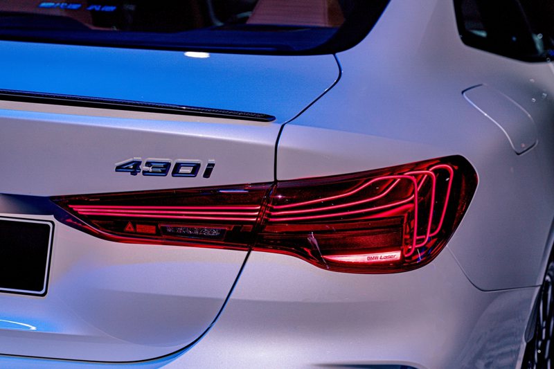 獨一無二的全新BMW雷射尾燈，雷射光線條交織於玻璃外罩中，當雷射光束穿透燈罩，即會創造出絕美的璀璨光影。 圖／汎德提供