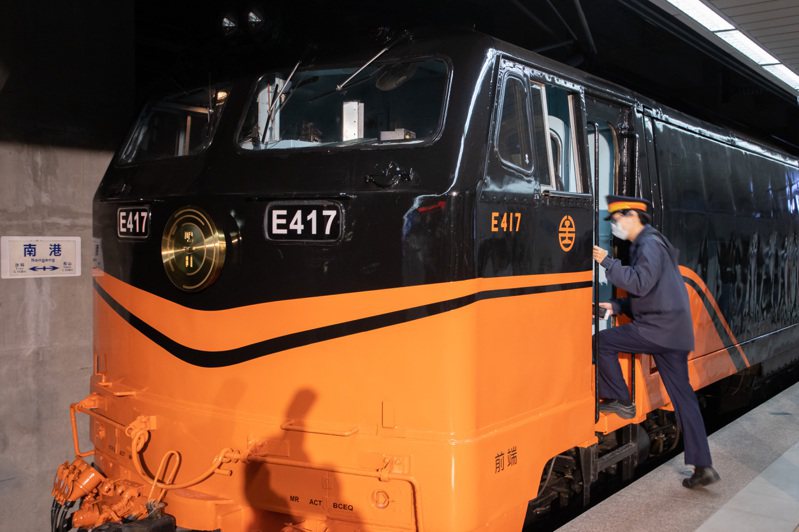 台鐵觀光列車「鳴日號」。聯合報系資料照片