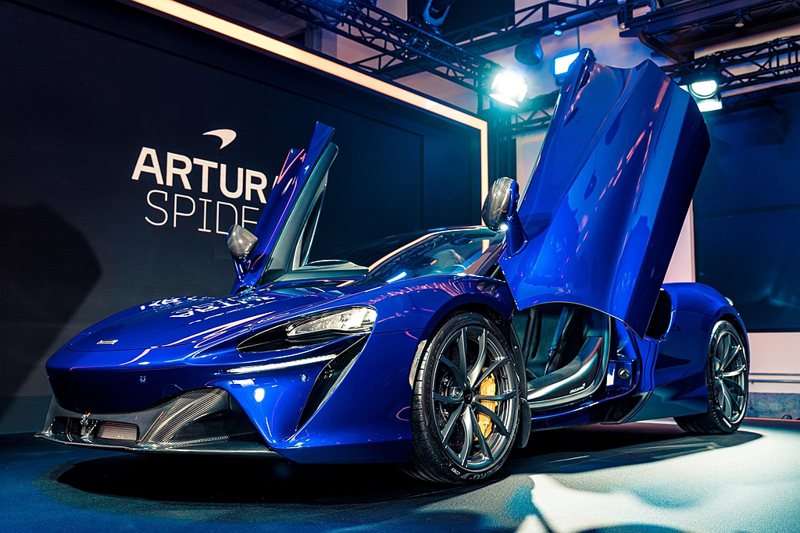 McLaren Artura Spider在台灣首次亮相，以沉浸式五感體驗為題，融合視覺、聽覺、嗅覺、味覺與觸覺的全方位感官享受。 圖／永三汽車提供